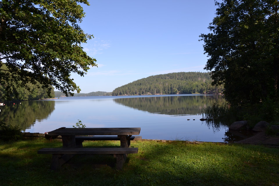 Rastplats med utsikt över Ågelsjön.