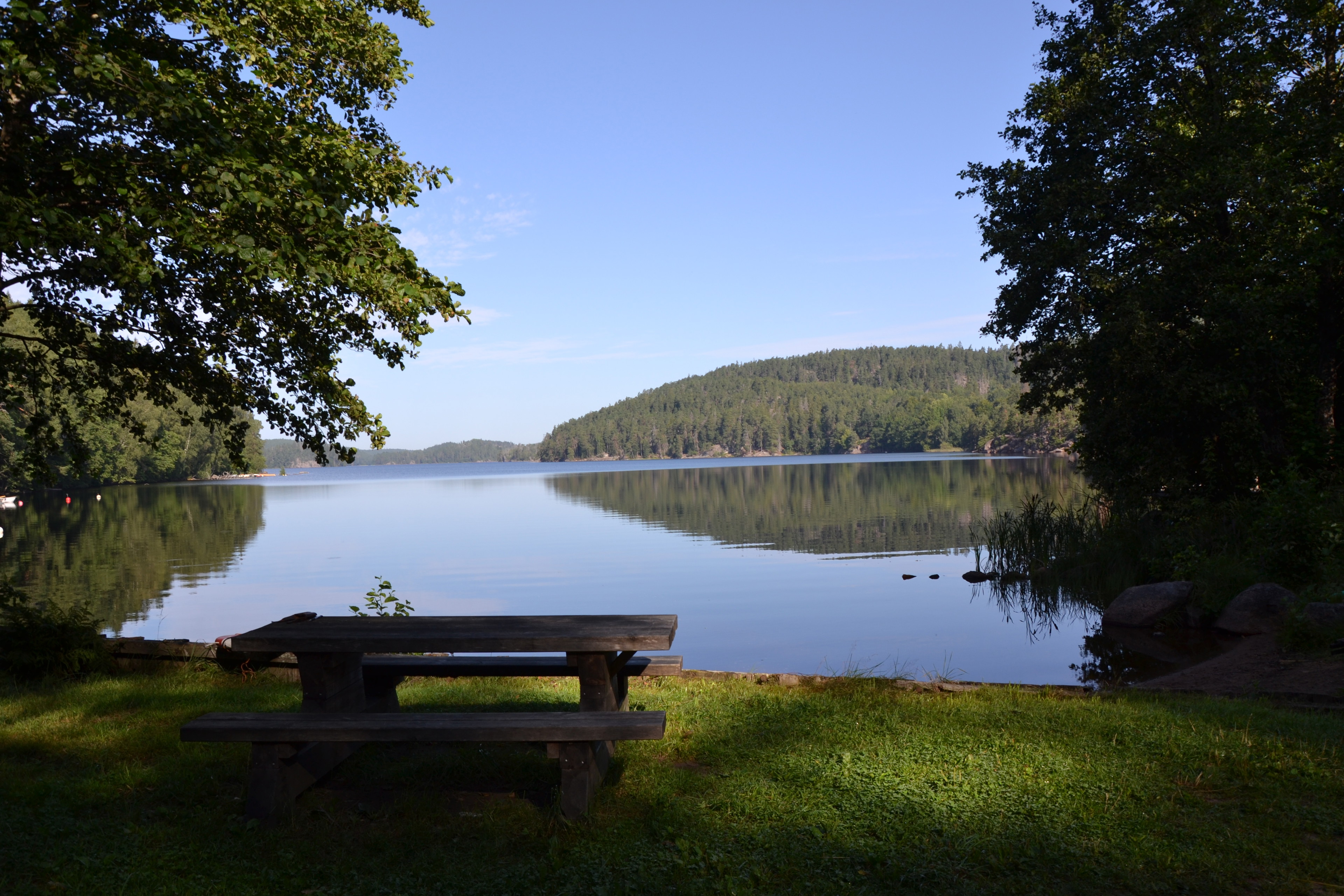 Rastplats med utsikt över Ågelsjön.