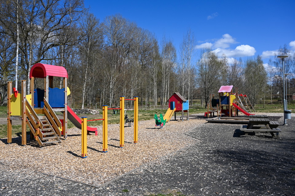 Lekplats med rutschkanor och bänkar