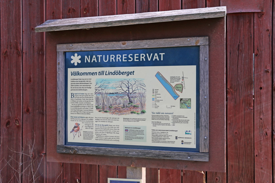 Informationstavla över naturreservatet.