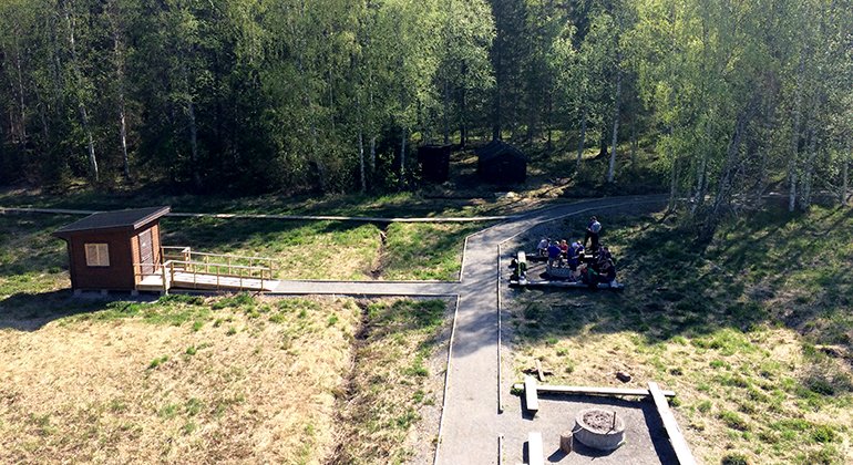 Vy över den tillgänglighetsanpassade rastplatsen med ramp för fågelskådning i Gammelstadsviken.