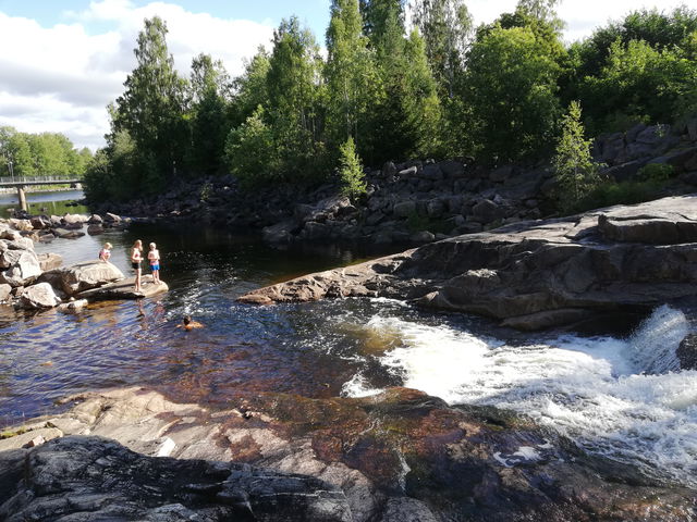 Solbada på varma klippor eller varför inte simma in under ett vattenfall? I "forsen" i Alfta blir detta möjligt och är en riktig höjdpunkt en varm sommardag.