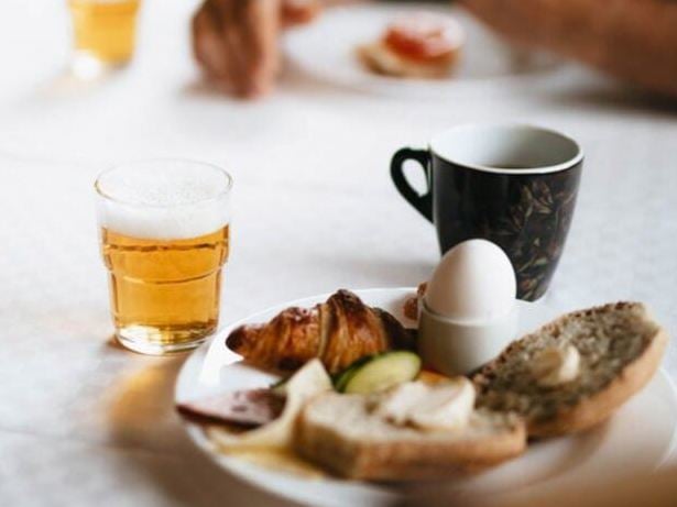 En tallrik mat och en kopp öl.