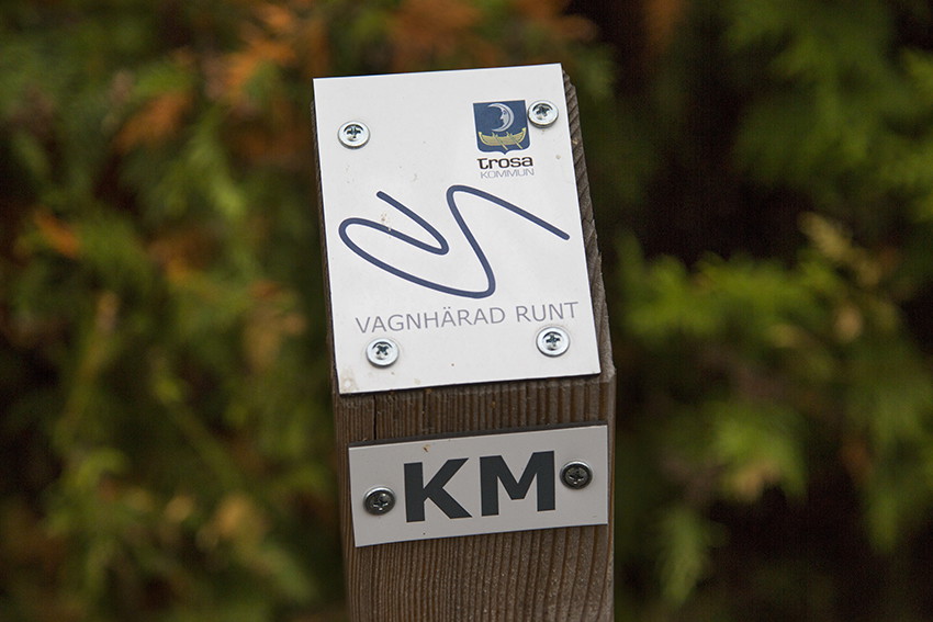 Skylt som visar att man går längst sträckan Vagnhärad runt