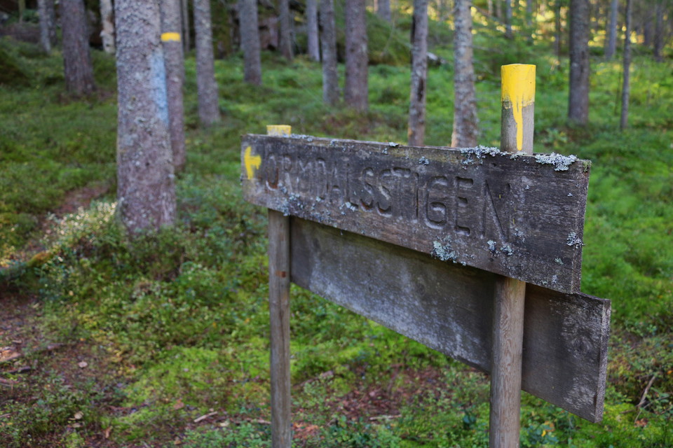 Träskylt med texten: Ormdalsstigen.