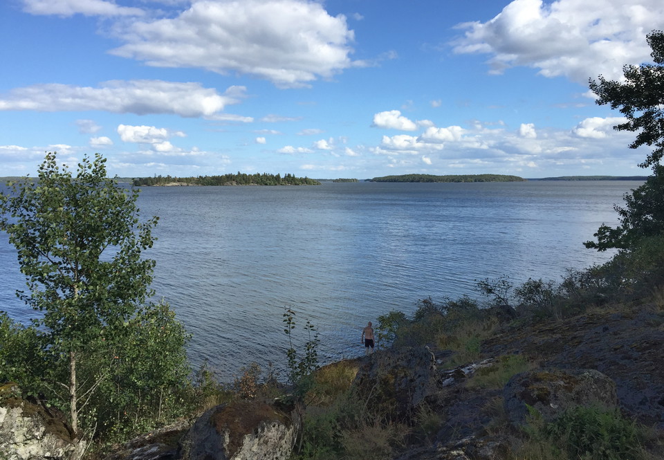 Utsikt över Mälaren från rastplatsen.