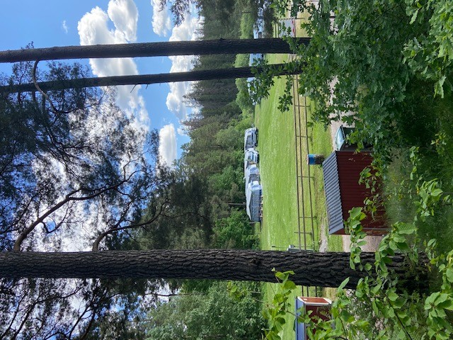 Utsikt över campingplatsen med husvagnar i bakgrunden och återvinningstation i förgrunden