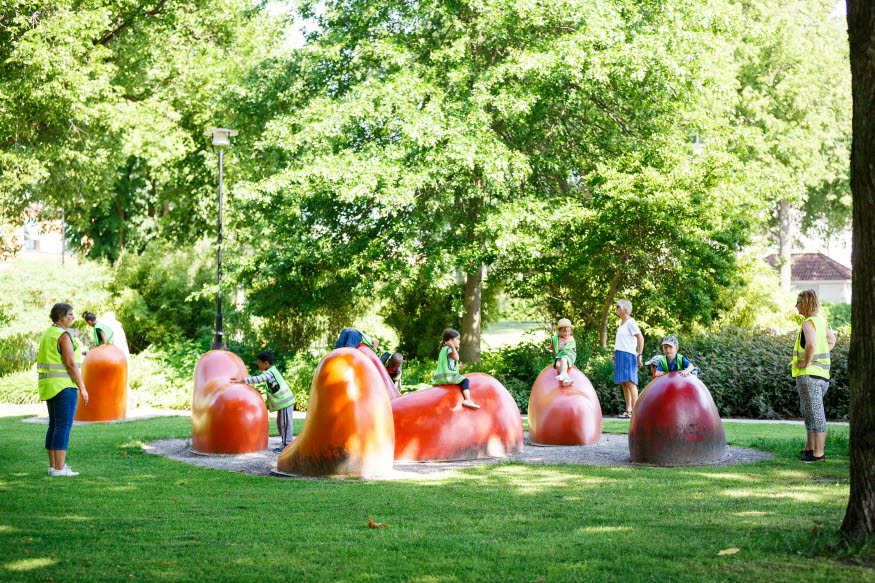 Förskolebarn leker vid ett konstverk 