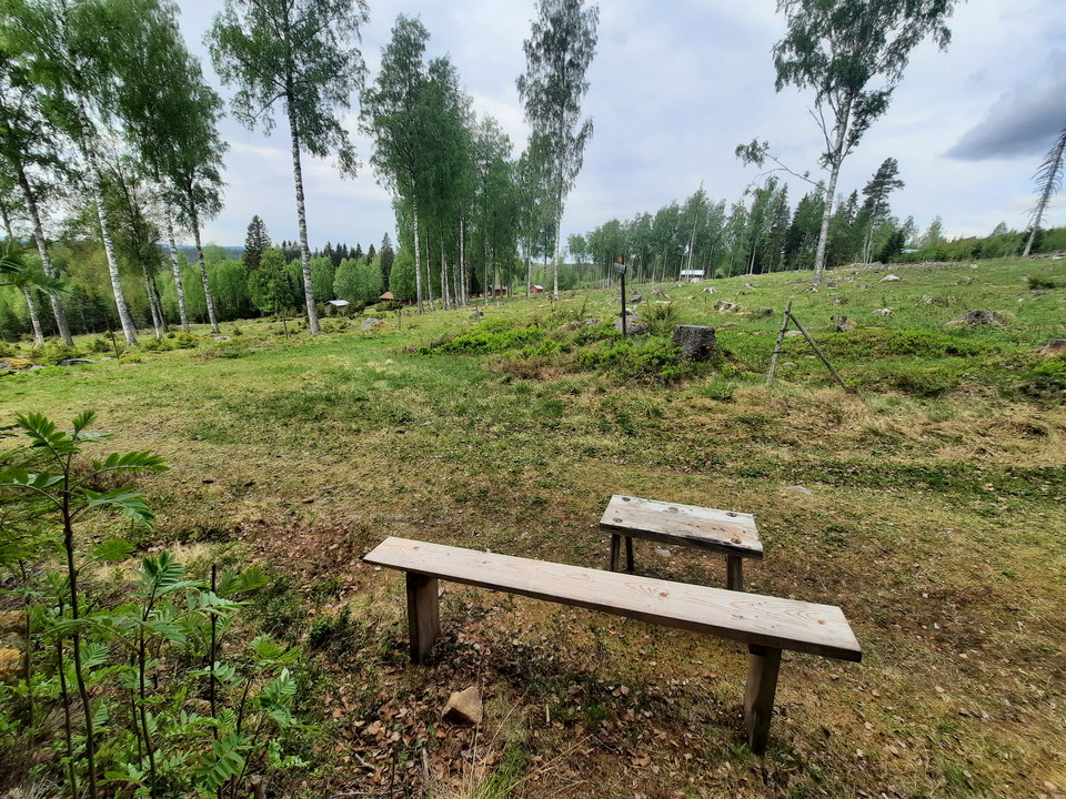 Här finns en bänk med vacker utsikt över fäboden
