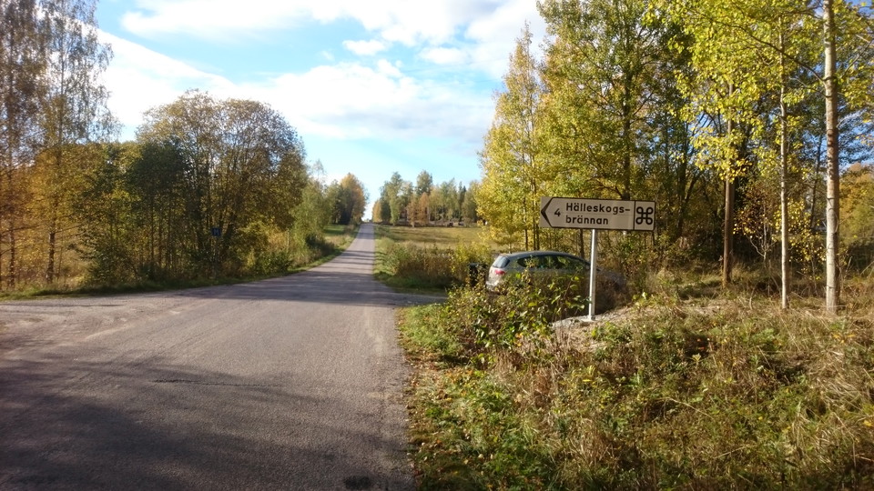 Vägskyltar visar vägen till naturreservatet.