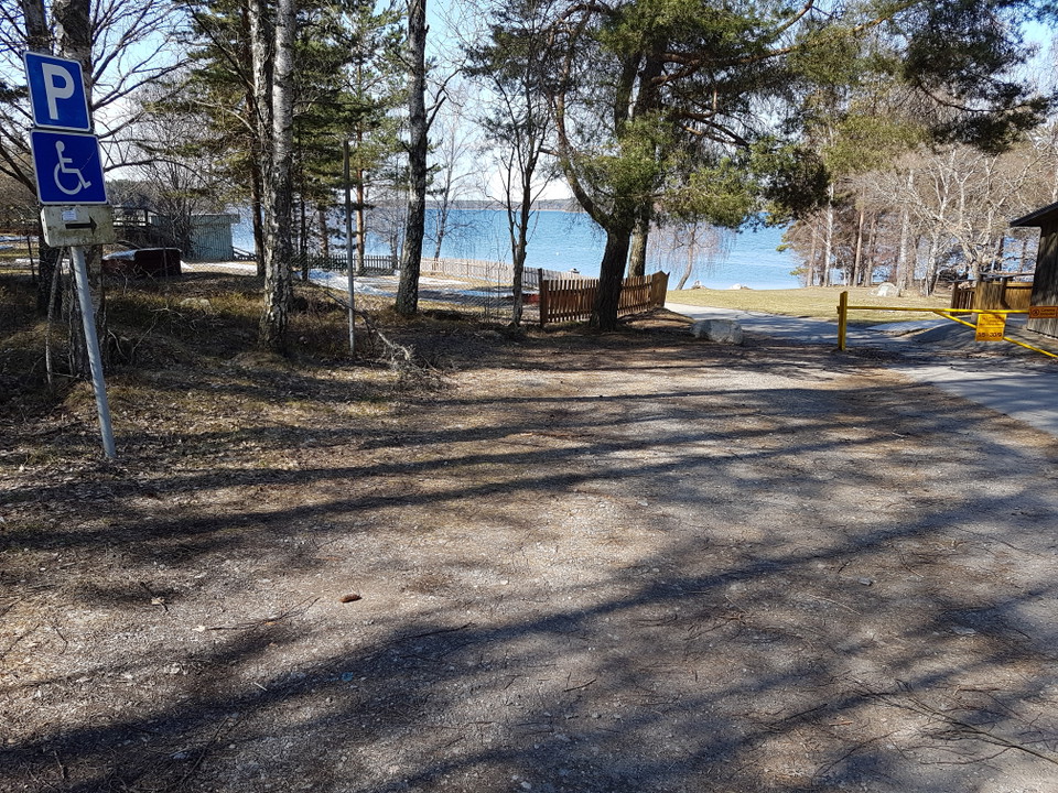 Parkering fumktionshindrad Fågelöuddebadet. Foto Lidingö stad.