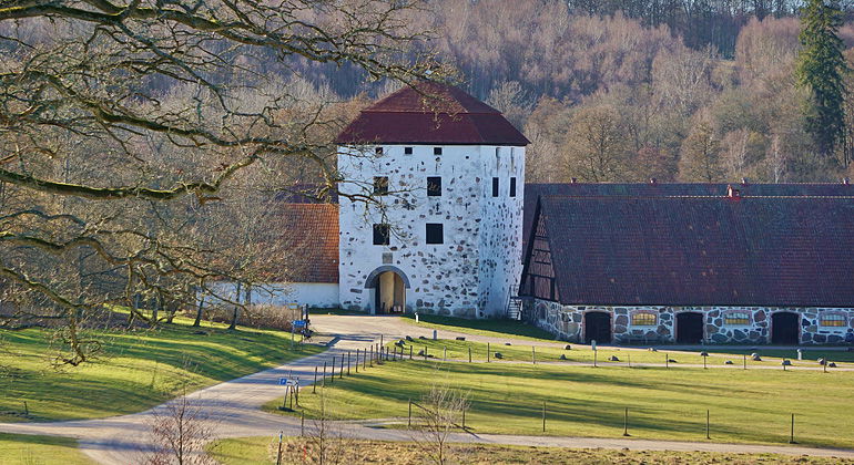 Hovdala slott och porttornet med reservatet i bakgrunden.