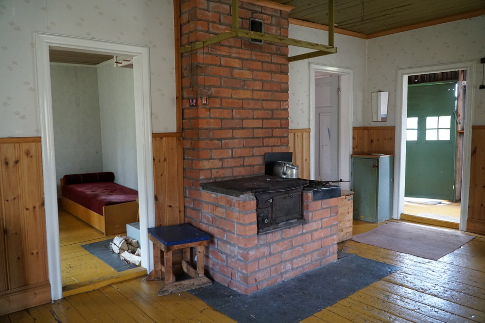 Inne i huvudstugan
