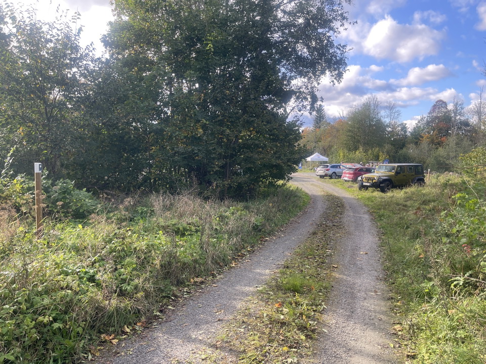 Grusväg som går till parkering och rastplats.