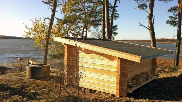 Vindskydd och eldstad intill Mälaren.