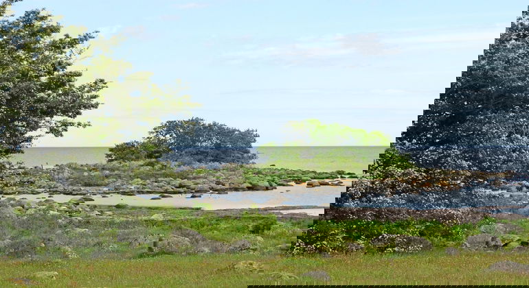 Stenig strand.