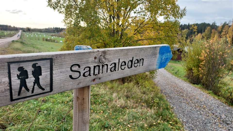 Sannaleden går längs vägen Sannahia intill Ljusnan i början. 
