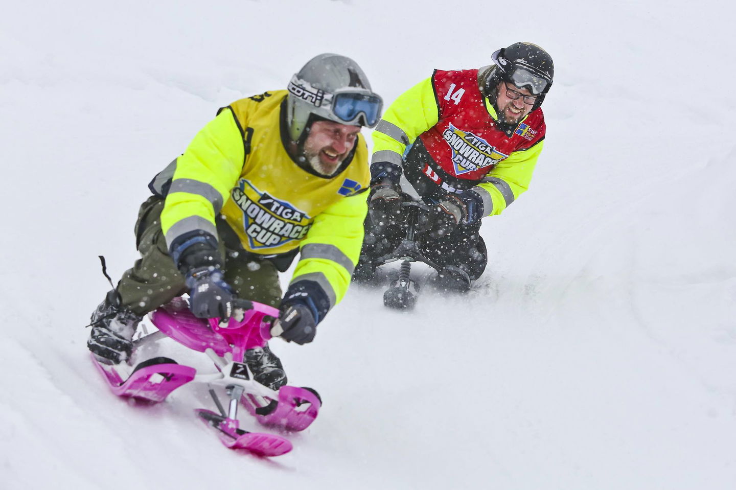 Människor som åker snowracer