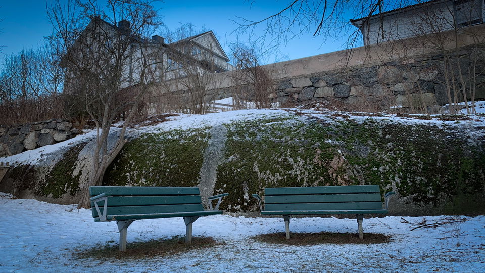 Två parkbänkar i Framnäsparken, Vaxholm.