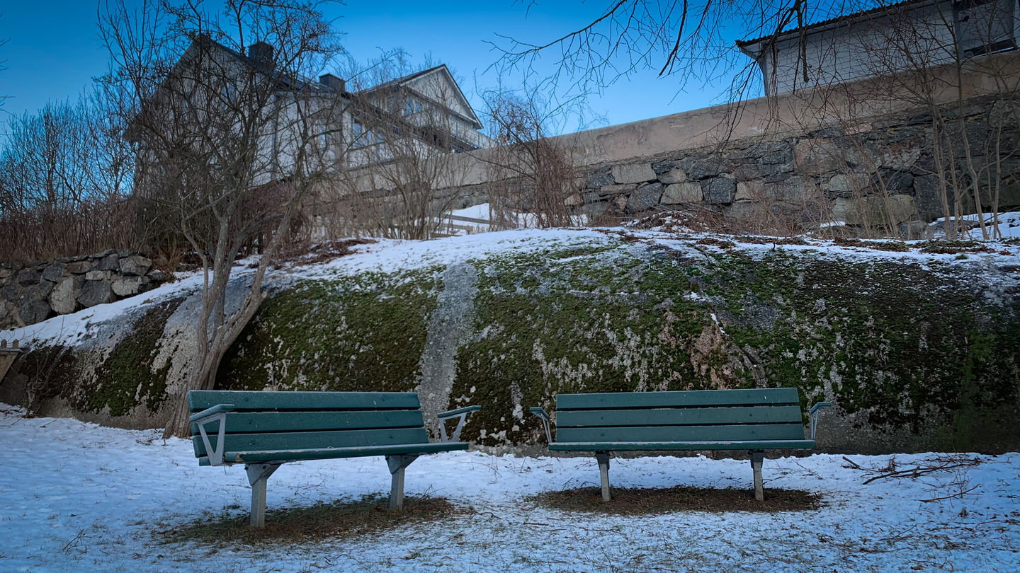 Två parkbänkar i Framnäsparken, Vaxholm.