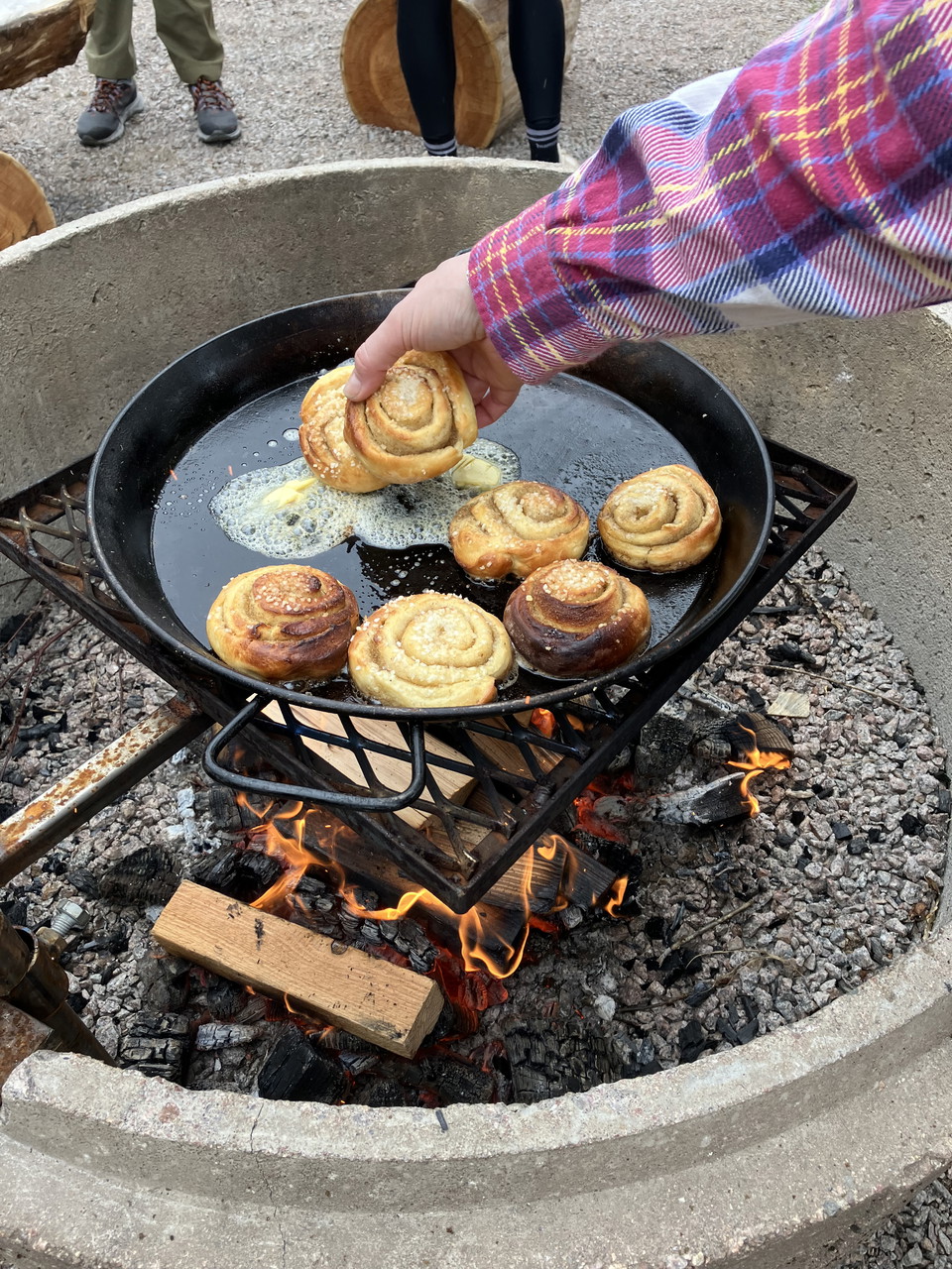 Varma bullar över elden