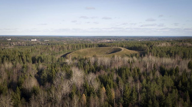   Landskapsskulpturen Alirs Öga är med sin volym på 150,000 m³. Sveriges största landskapsskulptur. Basdiametern är 160 m och fallhöjden 24 m. Skulpturen består av överskottsmassor från ostkustbanans dragning.Namnet Alir är ett medeltida namn för södra Hälsingland, känt från början av 1300-talet.  