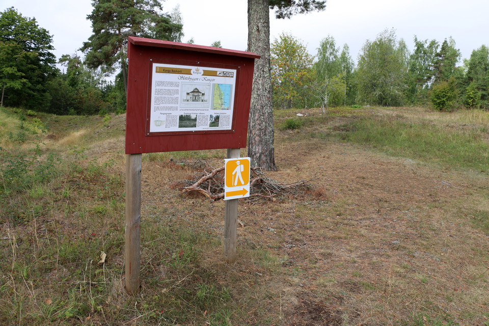 Informationstavla och ledmarkeringsskylt.