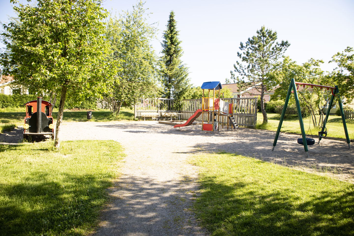 Rutschana med ett litet hus och gungor