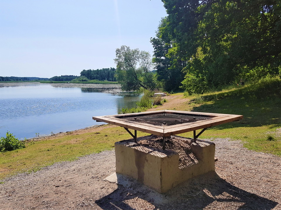 Grillplatsen vid Fysingenbadet med utsikt över Fysingen.