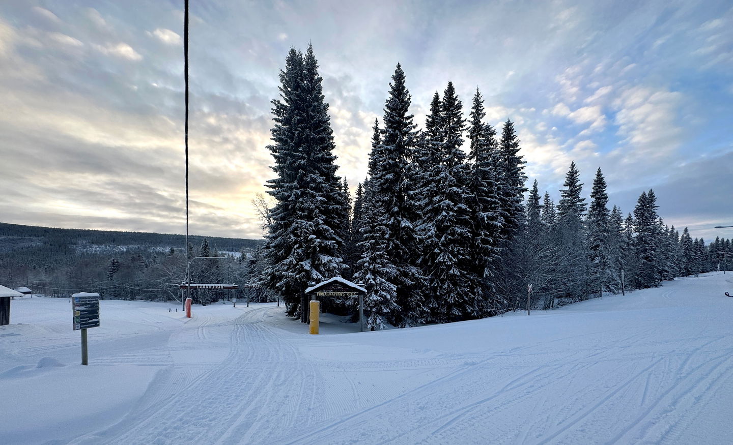 En träprotal där preparerade längdspår leder in under.