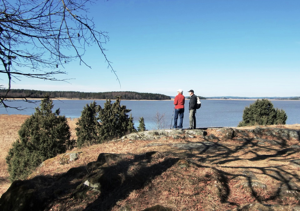 Från udden har man fin utsikt över Ölmeviken
