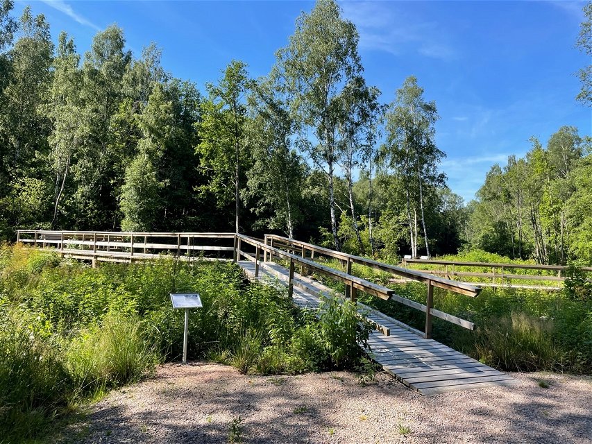 Gångbro till plattform vid Helge å