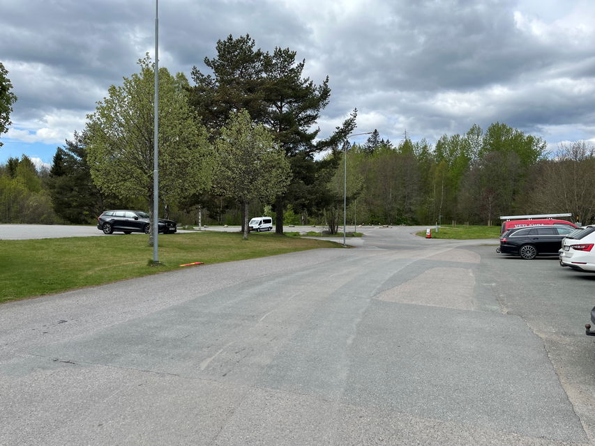 Asfalterad parkeringsyta i flera sektioner.