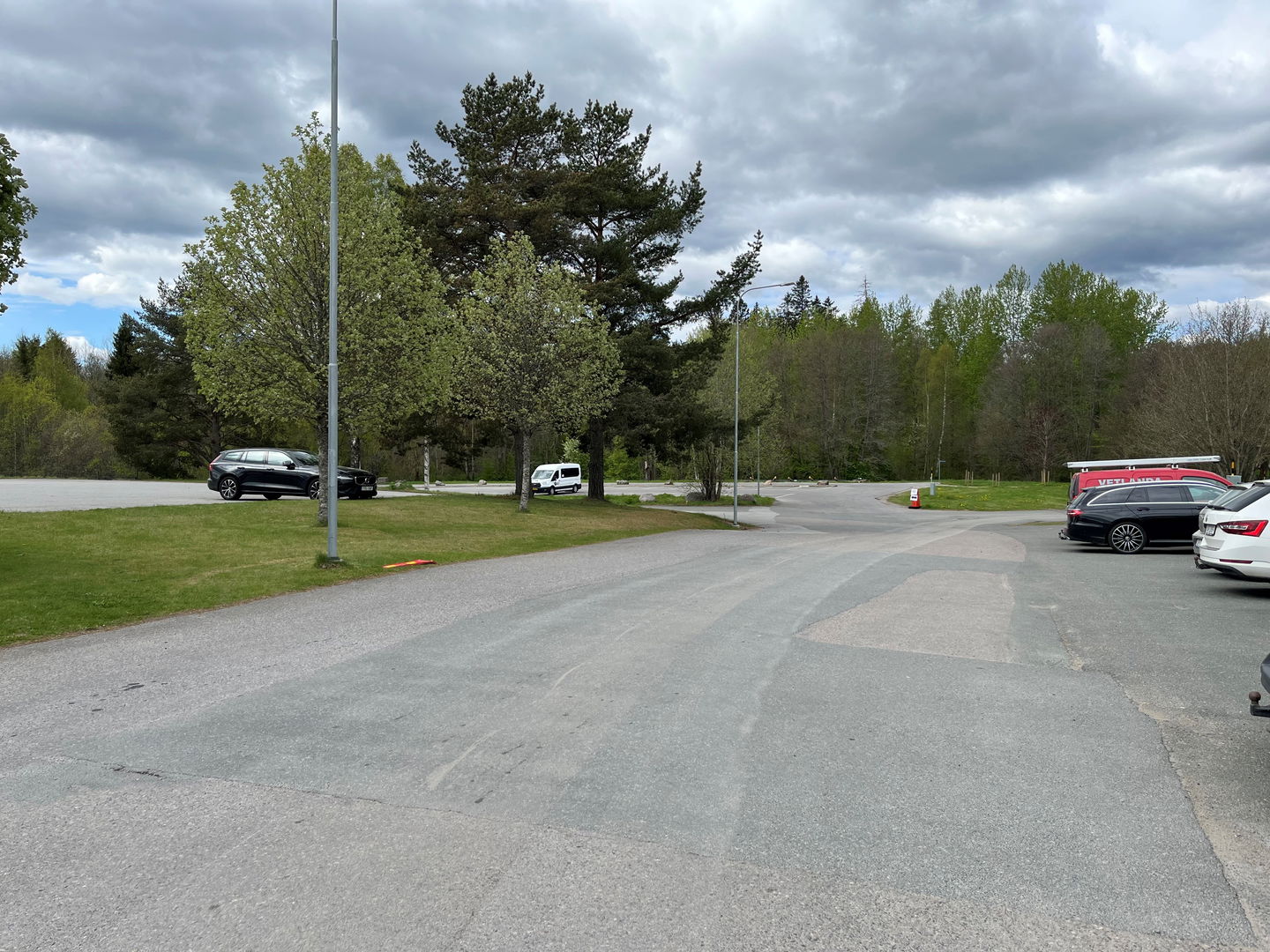 Asfalterad parkeringsyta i flera sektioner.
