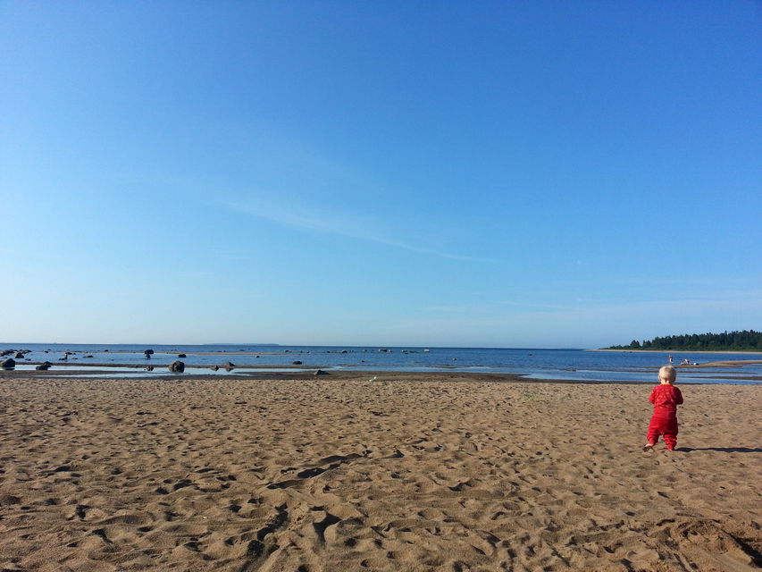 Ett barn går på stranden