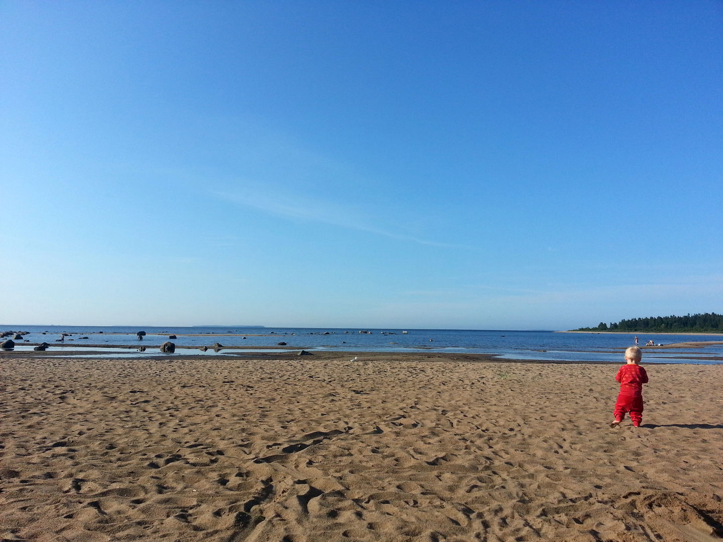 Ett barn går på stranden