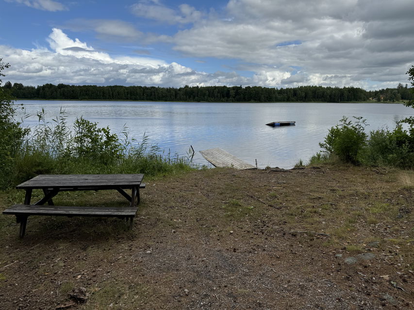 En till plats för bad, brygga och flytbrygga finns på bilden. Även ett bord man kan sitta vid