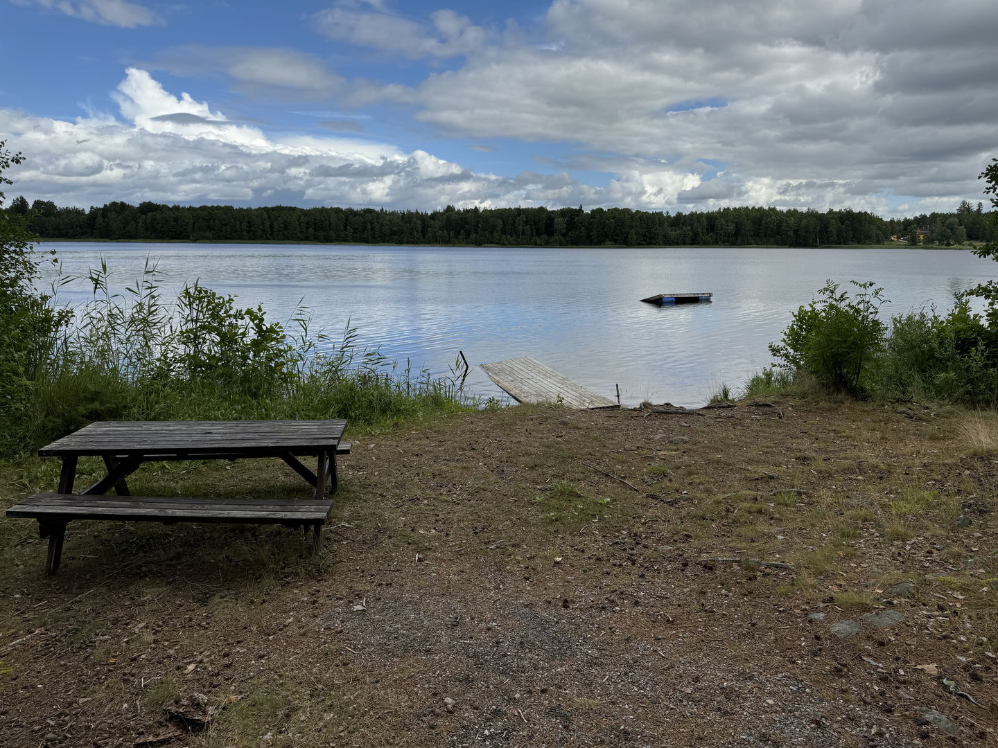 En till plats för bad, brygga och flytbrygga finns på bilden. Även ett bord man kan sitta vid