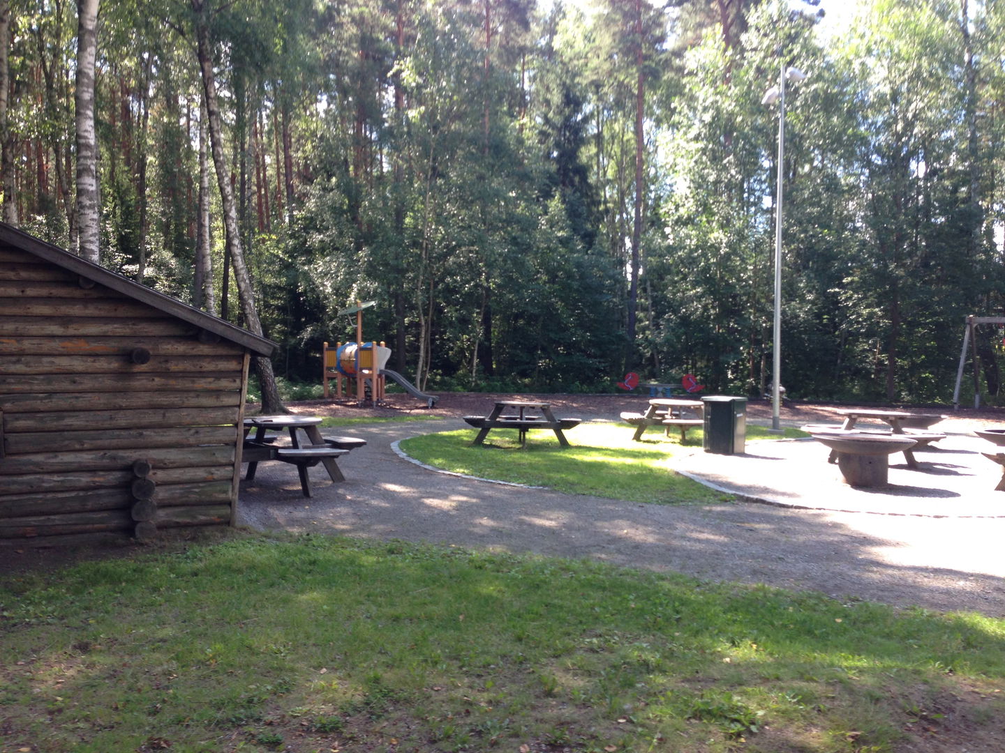 Grill och picknickbord