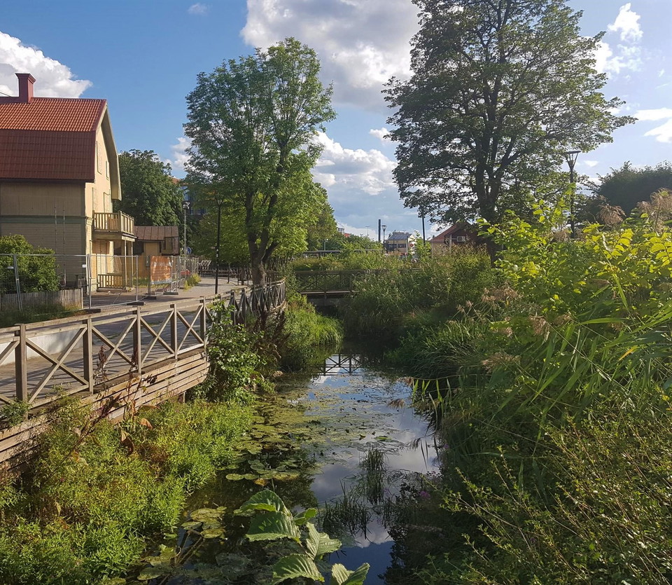 Stråket och löper genom stationsområdet och Järnvägsparken längs Väsbyån.