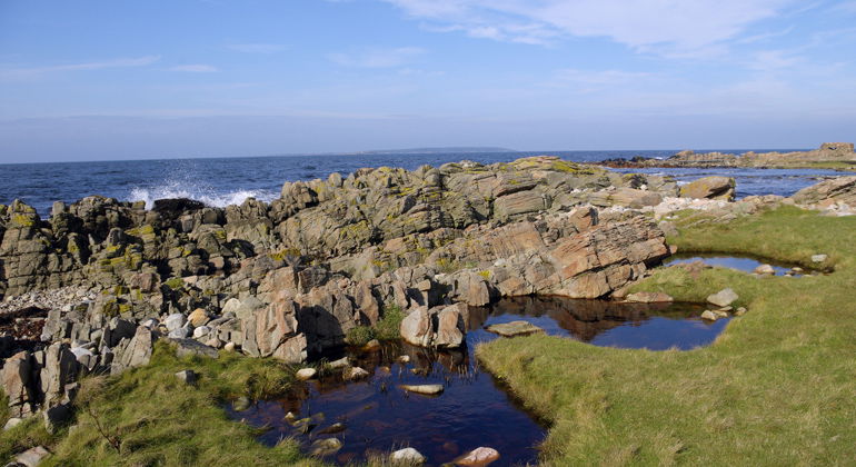 Stenig och blockig strand.