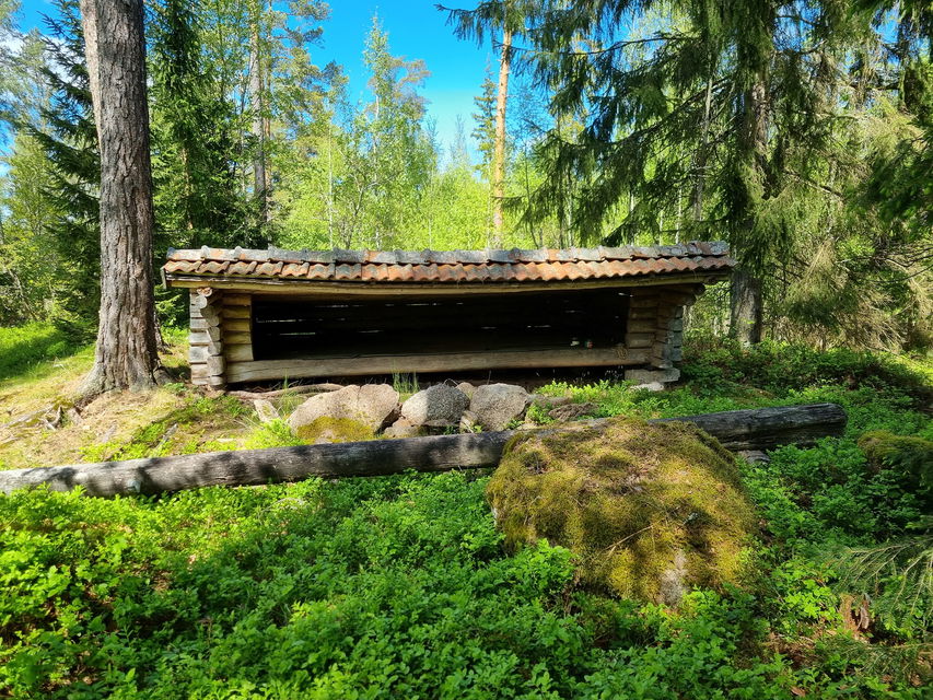 Vindskydd vid Lövsveden som ägs av Scoutkåren.
