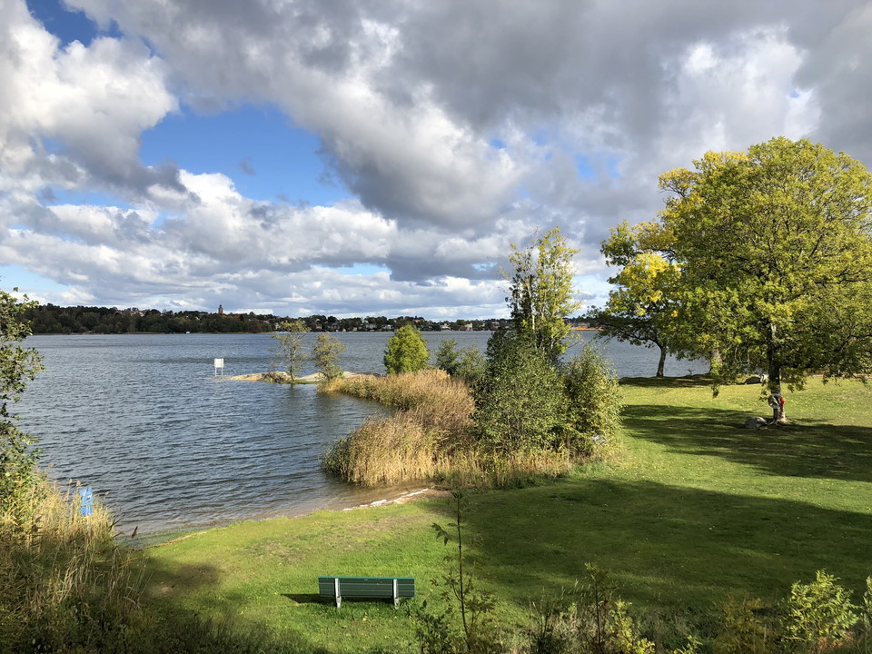 Tenöbadet är ett EU-bad med stora gräsytor, bord och grillplatser.