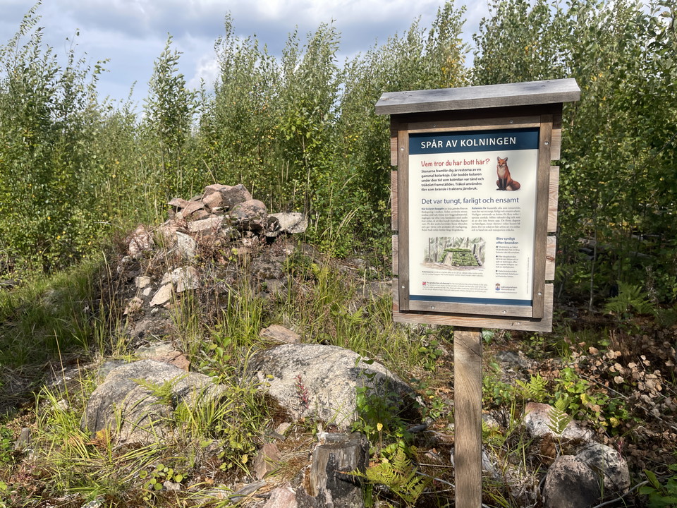 Skylt med information om Geologislingans kulturmiljö. Kolarkoja.