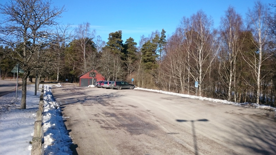 Bilar parkerade vid Badelunda kyrka.