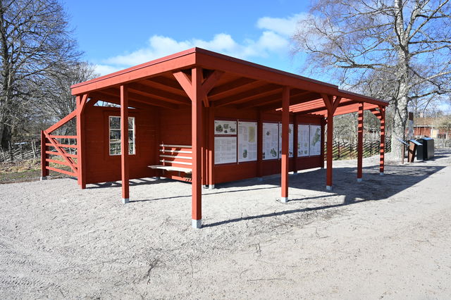 Informationsskyltar Linnés Råshult, gårdmiljön
