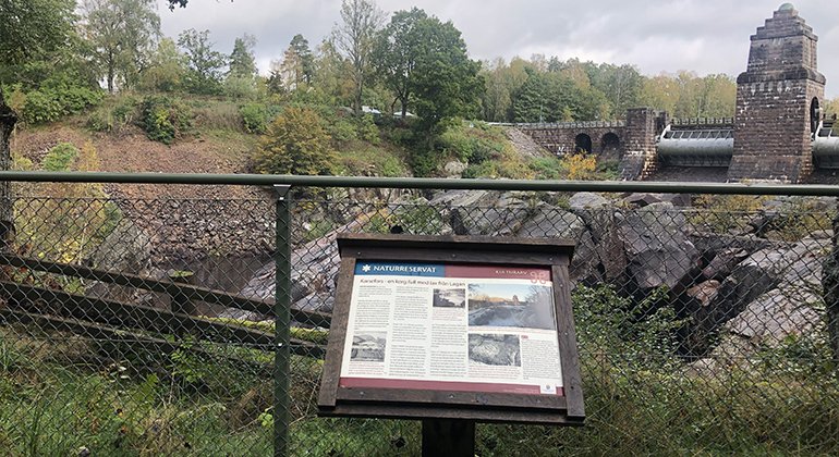 Nära vattenfallet i öster finns  en kulturskylt som berättar om fallet.
