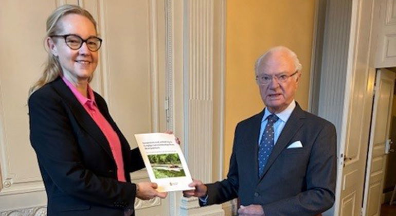 Cecilia Skingsley överlämnar rapport till H.M. Konungen.