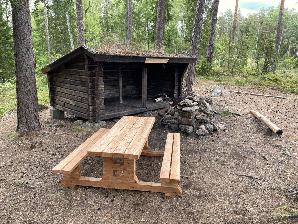 Bord med bänkar vid vindskyddet Nedre Långsjön