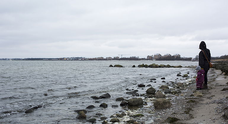På promenad längs stranden.